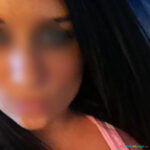 Chica joven busca una cita romantica